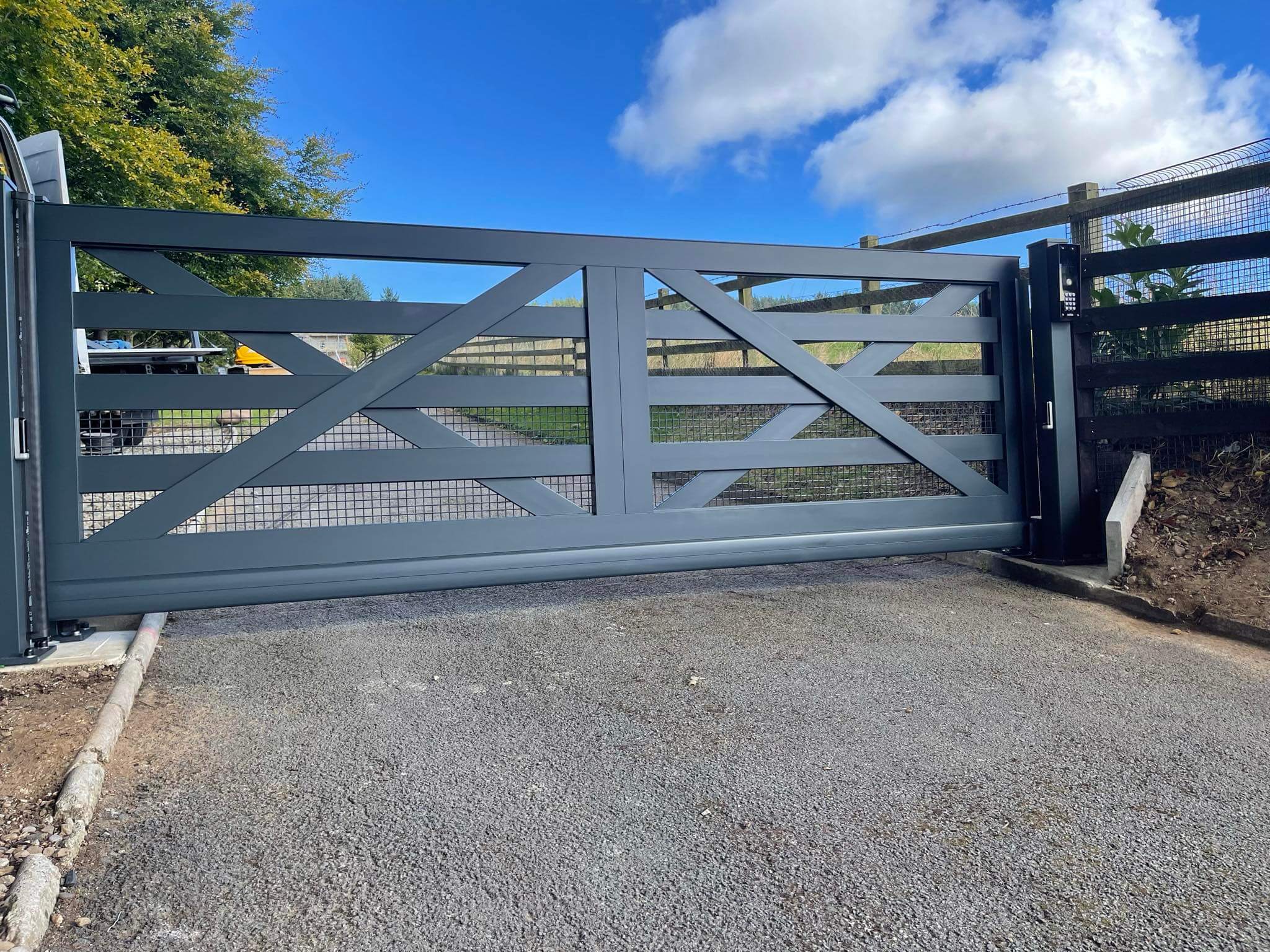 electric gate and fence company in Encino, California